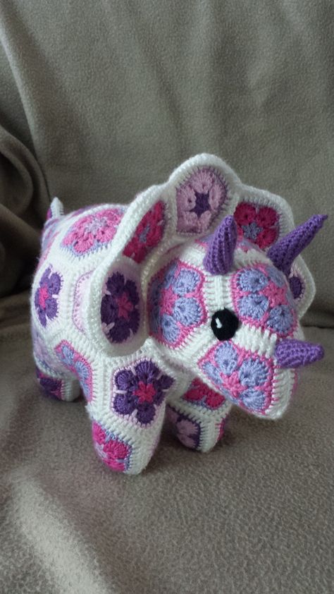 African Granny Square Animals, Crochet Hexagon Dinosaur, Crochet Granny Square Triceratops Free Pattern, African Flower Animal Crochet Pattern, Granny Square Amigurumi Animals, Crochet Granny Square Animals, Granny Square Triceratops, African Flower Crochet Animals Free, Granny Square Stuffed Animals