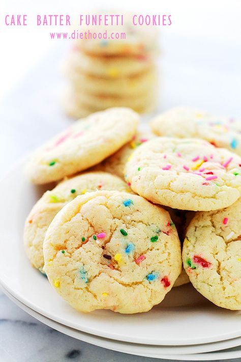 Cake Batter Funfetti Cookies | www.diethood.com | Soft, perfectly fluffy cookies made with a cake mix and sprinkles! | #cookies #food #recipes Fluffy Cookies, Funfetti Cookie Recipe, Cake Batter Cookies, Funfetti Cookies, Funfetti Cake Mix, Toffee Cookies, Cake Mix Cookie Recipes, Cake Mix Cookies, Chewy Cookie