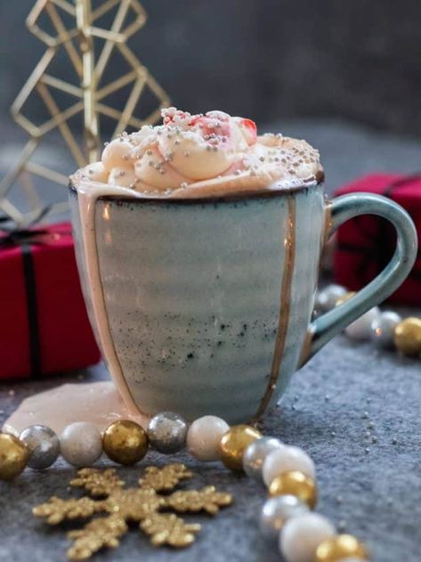 Christmas Hot Chocolate - always use butter Christmas Drinks For Kids, Candy Cane Hot Chocolate, Warm Drinks Recipes, Drinks For Kids, Holiday Hot Chocolate, Caramel Mocha, Chewy Brownies, Cream Candy, Christmas Hot Chocolate