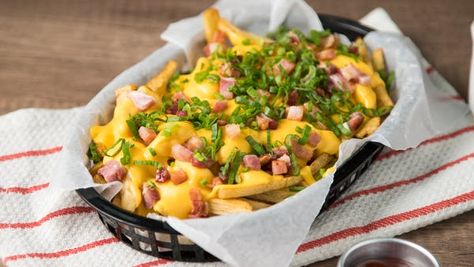 Loaded Poutine, Poutine Recipe, Tasty Videos, Poutine, No Sugar Foods, Idee Pasto Sano, French Fries, Skillet, Onions