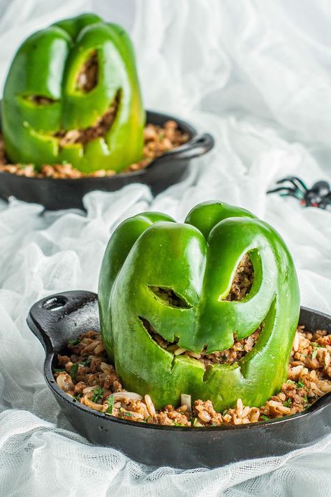 Oogie Boogie Food Ideas, Oogie Boogie Food, Green Halloween Food, Halloween Healthy Food, Disney Halloween Food, Beetlejuice Food, Halloween Burgers, Healthy Halloween Recipes, Halloween Stuffed Peppers