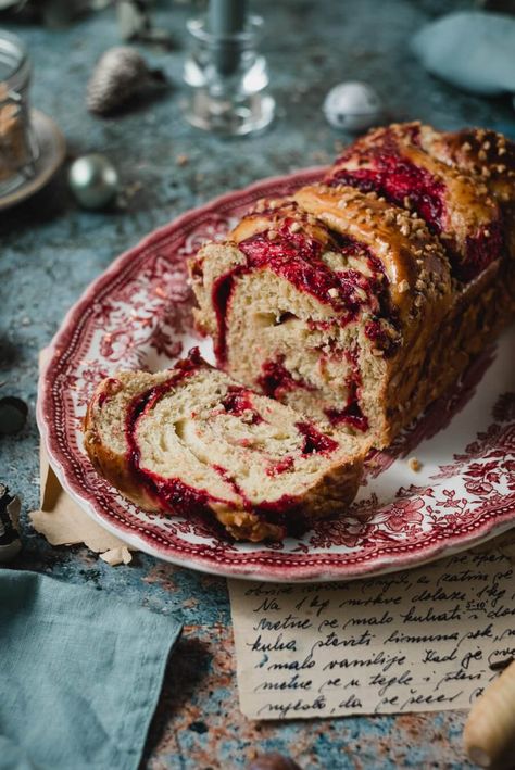 Raspberry Brioche Babka Recipe - Food and Mood Savory Babka Recipe, Raspberry Babka, Raspberry Brioche, Babka Recipes, Babka Cake, Food And Mood, Babka Bread, Raspberry Bread, Babka Recipe