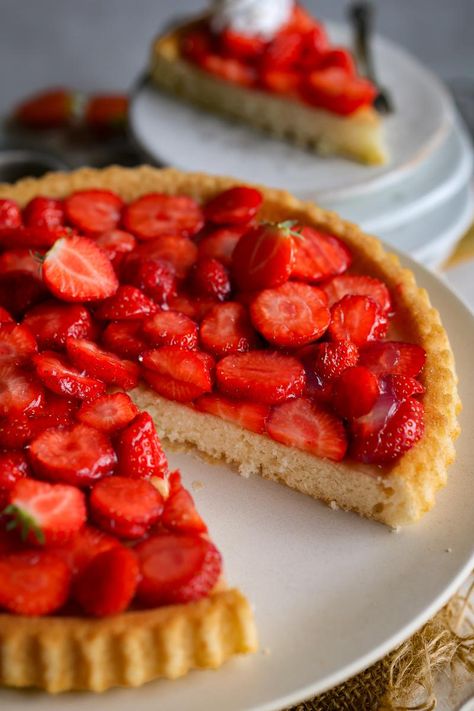 German Strawberry Tart | Pick Up Limes German Dessert, Strawberry Christmas, German Desserts, Strawberry Tart, Afternoon Coffee, Tart Pan, Whipping Cream, Food Articles, German Food