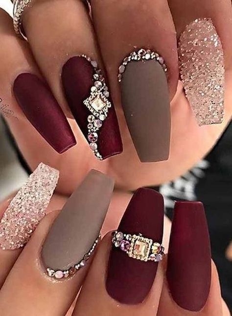 Jewel Decorations, Finger Tapping, Nail Art Mariage, Diamond Nail Designs, Dark Nail, Nail Art Jewelry, Nail Jewels, Rose Gold Nails, Pretty Nail Designs