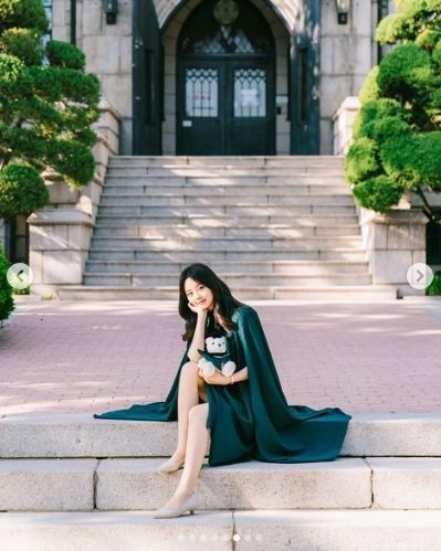 Graduation Photo Poses College, Korean Graduation, Ewha University, Graduation Photo Shoot Ideas, Graduation Pictures College, Graduation Outfit College, Graduation Pose, College Grad Pictures, Grad Picture Ideas