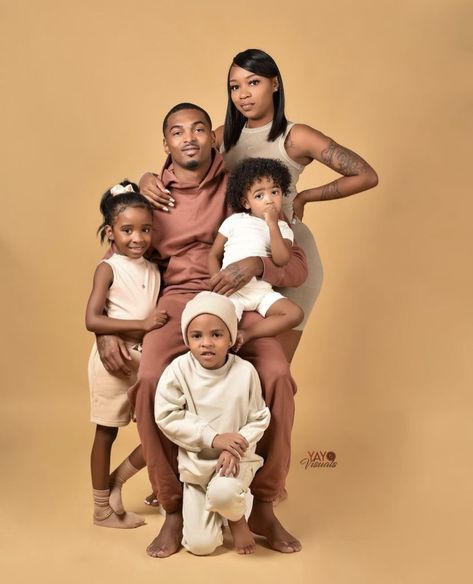 Black Family Fall Pictures, Brown Family Photoshoot, Black Family Of 7 Photoshoot, Brown Photoshoot Black Family, Beautiful Black Family Photos, Family Photo Ideas Black Family, Black Family Pictures, Black Family Portrait Ideas, Family Pictures Black People