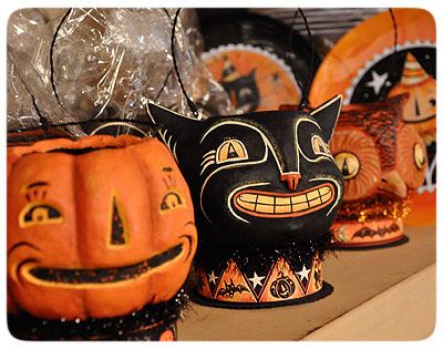 enchanting-autumn:  Halloween-Treat-Buckets by Johanna Parker Design on Flickr. Halloween Treat Buckets, Vintage Halloween Crafts, Vintage Halloween Images, Halloween Folk Art, Johanna Parker, Fröhliches Halloween, Halloween Buckets, Folding Origami, Primitive Halloween