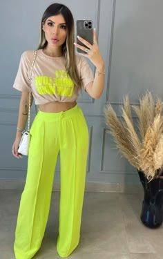 Lime Green Pants, Green Outfits For Women, Optical Illusion Dress, Chris Brown Outfits, Green Flag, Outfit Streetwear, Illusion Dress, Fashion Mistakes, Looks Chic