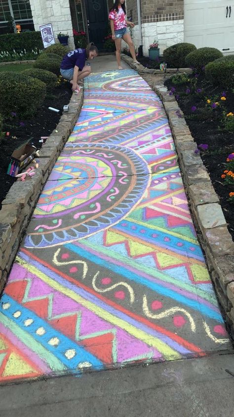 Check out these 15 Creative Chalk Ideas for Kids for you and your child to get creative outdoors. Check out these sidewalk chalk art ideas! #passion4savings #art #artwork #forkids #fun #Outdoor #activity #funidea #creative Fun Chalk Art, David Zinn, Chalk Ideas, Chalk Design, Sidewalk Chalk Art, Sidewalk Art, Chalk Drawings, Sidewalk Chalk, Chalkboard Art