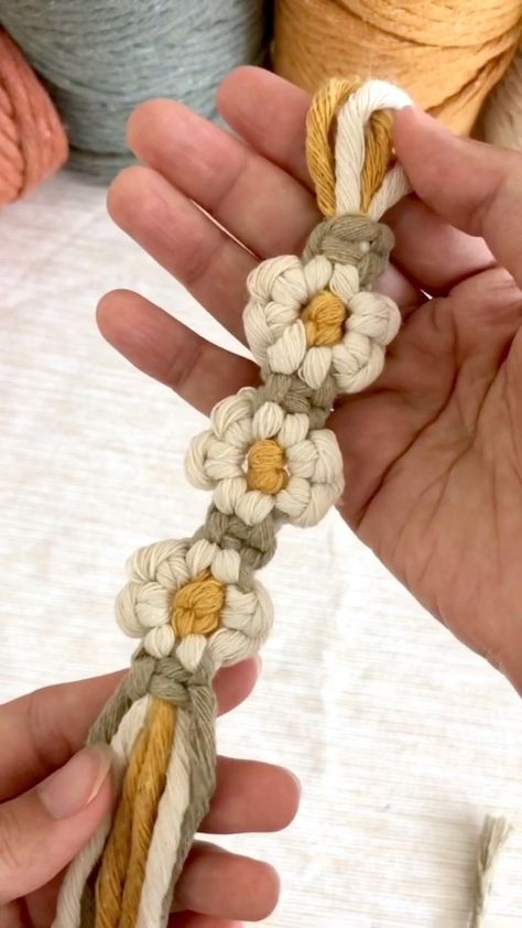 Keychains Diy, Profile Instagram, Macrame Baby, Makramee Diy, Macrame Knots Pattern, Daisy Design, Etsy Success, Rope Crafts Diy, Yarn Thread