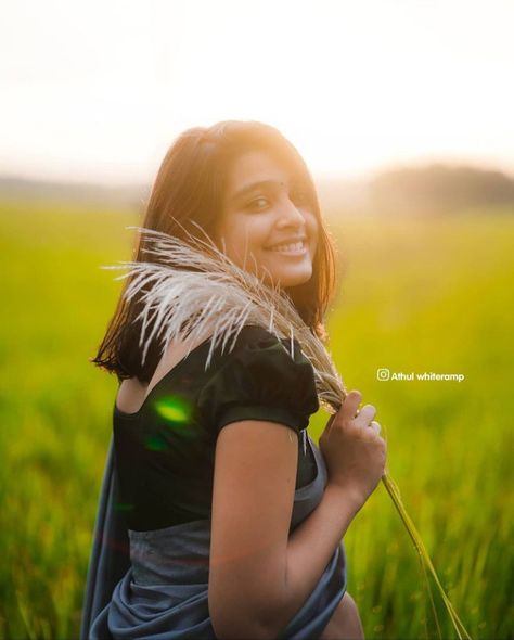 Kerala Girl, Village Photo, Outdoor Portrait Photography, Village Photos, Solo Photo, Branding Photoshoot Inspiration, Outdoor Portraits, Portrait Photography Poses, Foto Poses