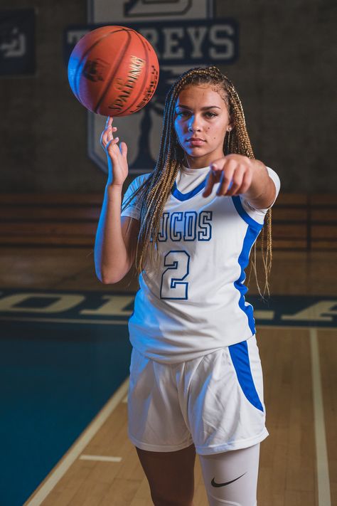 Jada Williams Wallpaper, Basketball Photo Shoot Ideas, Basketball Pictures Ideas, Individual Basketball Poses, Basketball Pose Ideas, Basketball Headshots, Basketball Picture Poses, Basketball Pics Ideas, Poses For Basketball Pictures