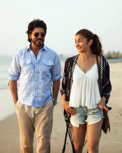 Although I was aware of the importance of going to therapy to learn to manage emotions, I was overlooking certain warning signs about my emotional well-being Alia Bhatt Dear Zindagi, Srk Movies, Dear Zindagi, Bollywood Outfits, Shah Rukh Khan, Bollywood Movie, Wallpapers Iphone, Shahrukh Khan, Alia Bhatt