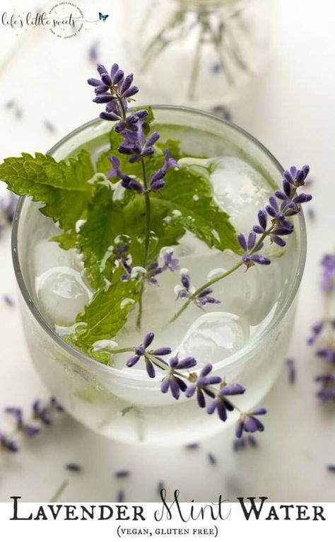 Lavender Mint Water is a Summer, spa water recipe that you can make passively by cold brewing in the refrigerator overnight. (vegan, gluten free) #spawater #Summerwater #lavender #driedlavender #mint #freshmint #freshlavender #water Spa Water Recipes, Steak Dinner Sides, Fancy Water, Flavored Water Recipes, Mint Water, Lavender Water, Mint Recipes, Infused Water Recipes, Spa Water