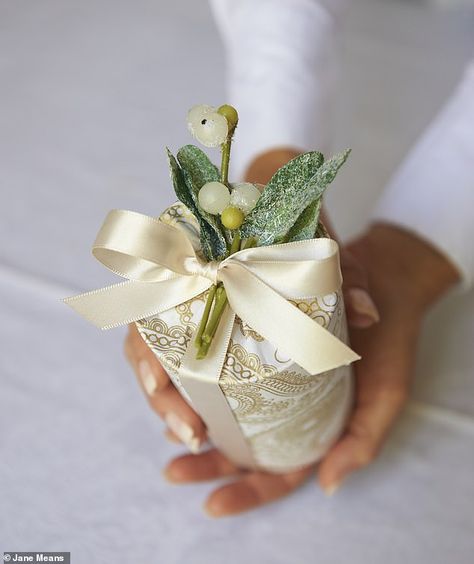 Jane Means the gift wrap guru - whose clients include Victoria Beckham, Chanel and Harrod... Wrapping Tips, Pretty Presents, Luke 6, Gift Wrapping Inspiration, Creative Tutorials, London Gifts, Gift Wrapper, Creative Gift Wrapping, Present Wrapping