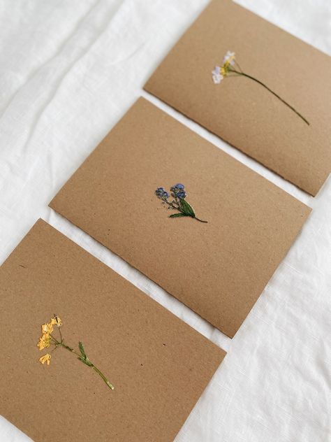 Diy Easter Cards, Flower Stationary, Flower Invitation Card, Dried Flowers Diy, Pressed Flower Crafts, Bird Quilt, Pressed Flower Art, Flower Invitation, Making Cards