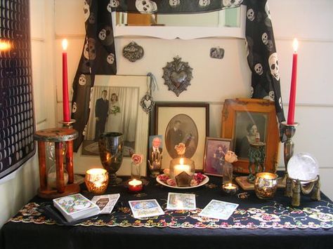 Dia de los Muertos altar <3 Ancestor Altar Ideas, Alters Spiritual Ideas, Fall Altar, Ancestors Altar, June Moodboard, Visionary Board, Ancestor Altar, Virtual Scrapbook, Family Altar