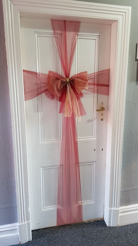 Puerta Halloween, Christmas Door Bow, Bow Door, Door Bow, Christmas Decorations Apartment, Minimalist Christmas Decor, Door Wraps, Christmas Inspo, Minimalist Christmas