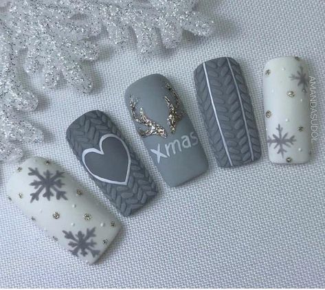 Disneyland Travel, Xmas Nail Art, Kutek Disney, Cute Christmas Nails, Christmas Gel Nails, Christmas Nail Art Designs, Christmas Nails Acrylic, Xmas Nails, Christmas Nail Designs