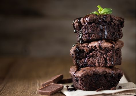 How to Make THC Brownies: Simple and Delicious Brownies Recipe 11 Traditional Australian Food, Brownies Caramel, Brownie Vegan, World Chocolate Day, Resep Brownies, Dessert Simple, Vegan Brownie, Low Carb Dessert, Australian Food