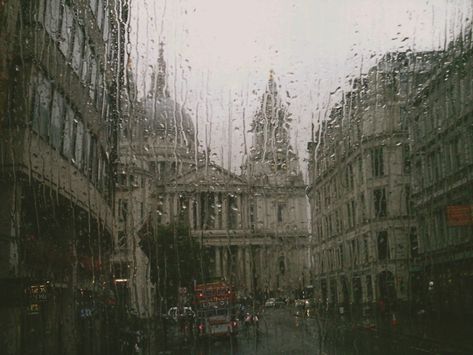 Dark England Aesthetic, London Academia Aesthetic, Siobhan Aesthetic, London Dark Aesthetic, Rainy Dark Academia, My Dark Vanessa Aesthetic, Rainy Academia, London In Rain, Fall Dark Academia Aesthetic