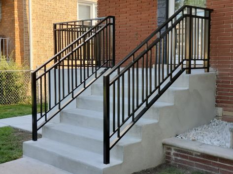 Stair Railing Iron, Black Bannister, Rod Iron Railing, Wrought Iron Railing Exterior, Wrought Iron Porch Railings, Iron Railings Outdoor, Exterior Stair Railing, Porch Handrails, Front Porch Railings