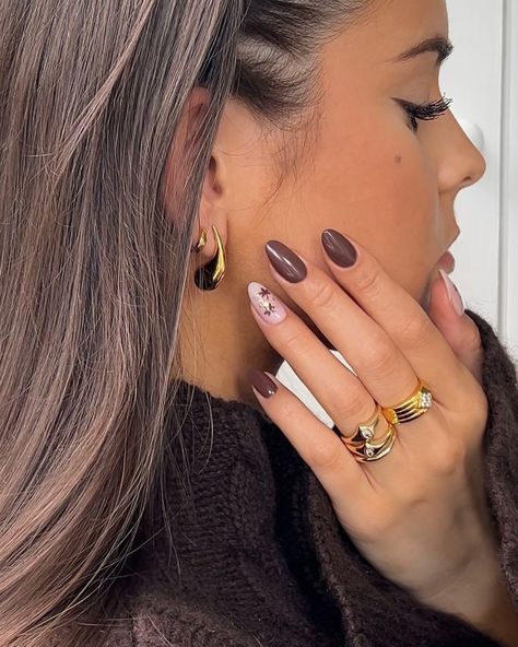 minimal autumnal leaves with flecks of gold 🍂🍁🌰🍯✨ rings from @luvaj 🫶 #nails #nailinspo #nailart #naildesign #autumnnails #brownnails #fallnails Nails With Accent Finger, Nails With Accent, Nailinspo Nailart, Brown Nails Design, Short Acrylics, Brown Nails, Funky Nails, Nail Inspo, Gold Rings