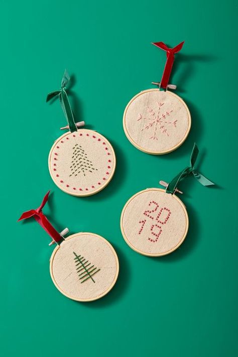 Christmas Crafts - Embroidery Hoop Ornaments Christmas Ornaments Wreath, Embroidery Hoop Ornaments, Hoop Ornaments, Ornaments Wreath, Ornament Embroidery, Christmas Crafts For Adults, Diy Holiday Gifts, Homemade Holiday, Easy Diy Gifts