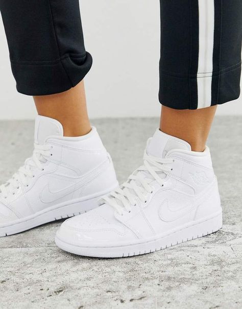 Jordan 1 White Outfit, Outfit Jordan, Nike Jordan 1 Mid, Jordan 1 Mid White, Jordan 1 Outfit, Urban Shoes, Nike Jordan 1, Sneakers Jordans, Wishlist 2024