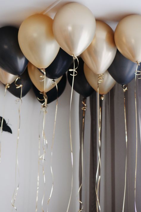 Gold And Black Birthday Decorations Men, Gold And Black Bday Decorations, 21st Birthday Decorations Black And Gold, Black Gold 18th Birthday, 21st Black And Gold Theme, 18th Birthday Black And Gold Theme, Black And Gold Birthday Aesthetic, Black Gold And Cream Party Decorations, Black And Gold 18th Birthday Party Ideas