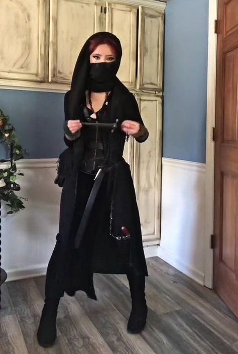 Black Renfaire Outfit, Black Pirate Aesthetic, All Black Pirate Outfit, Goth Renfaire Outfits, Pirates Of The Caribbean Outfits Women, Pirate Inspired Outfits Women, Dark Ren Faire Outfit, Pirate Dress Aesthetic, Witchy Ren Faire Costume