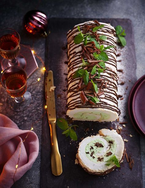 A gluten-free Christmas dessert made with rolled meringue, filled with peppermint cream and finished with melted dark chocolate Christmas Roulade, Meringue Recipes, Gluten Free Christmas Desserts, The Best Dessert Recipes, Perfect Meringue, Meringue Roulade, Roulade Recipe, Peppermint Cream, Meringue Recipe