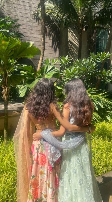 Poses With Best Friend In Lehenga, Aesthetic Pose For Besties, Pic Inspo With Bestie, Lehanga Photo Poses With Friends, Poses For Besties In Traditional, Best Friends Poses In Traditional, Wedding Poses Indian Friends, Best Friends Saree Poses, Lehenga Poses With Bestie