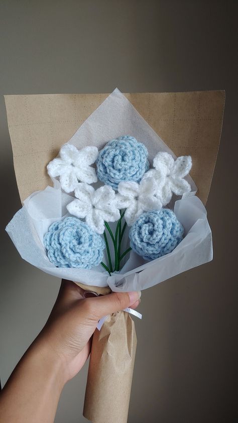 simple bouquet for any occasion! Crochet Blue Projects, Simple Crochet Bouquet, Simple Crochet Flower Bouquet, Small Crochet Flower Bouquet, Crochet Ideas Blue, Small Crochet Bouquet, Crochet Small Bouquet, Crochet White Flower, Blue And White Flower Bouquet