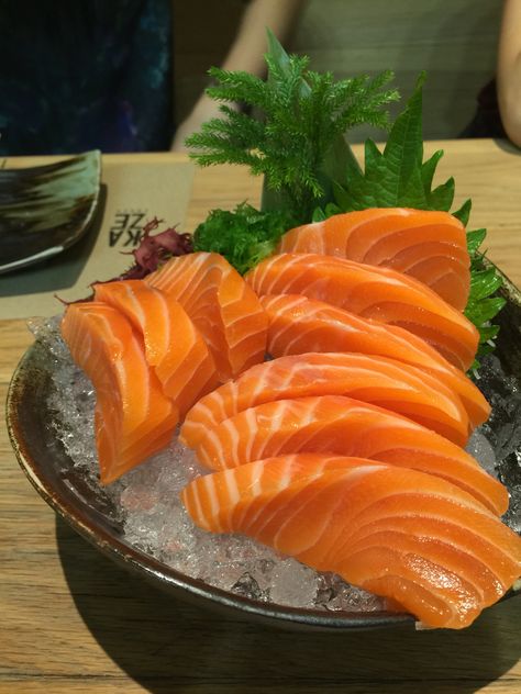 Salmon Aesthetic Food, Seared Salmon Sushi, Sashimi Aesthetic, Salmon Sashimi, Salmon Sushi, Salmon Dishes, Japan Food, Sashimi, Food Obsession