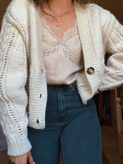 White Chunky Knit Cardigan, Short Knit Cardigan Outfit, Chunky Cardigan Aesthetic, White Chunky Cardigan, Cropped Chunky Cardigan, White Cable Knit Cardigan Outfit, Cream Chunky Cardigan Outfit, White Button Up Sweater Outfit, White Crop Cardigan Outfit