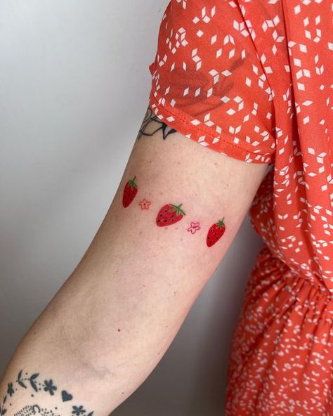 Mariana Julieta on Instagram: "Summer strawberries for Sabela 🍓 #tattoo #tattooartist #tattooart #vegantattoos #contemporarytattooing #contemporarytattoo #freshtattoo #naivetattoo #naivestyle #naivestyletattoo #ignorantstyletattoo #femaletattooartist #colortattoo #colortattooartist #illustration #lisbon #lisbontattoo" Easy Tattoos To Draw, Strawberry Tattoo, Fruit Tattoo, Mushroom Tattoos, Scary Tattoos, Hand Poked Tattoo, Cute Little Tattoos, Female Tattoo Artists, Cute Tiny Tattoos