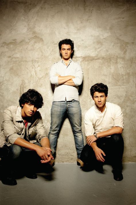 Jonas Brothers Siblings Pictures, Brother Photography, Jones Brothers, Famous Brothers, Brothers Photography, The Jonas Brothers, Boy Photo Shoot, Jonas Brother, Homecoming Pictures