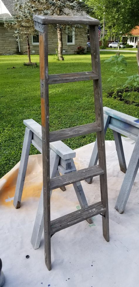 Wooden Ladder Ideas, Old Ladder Ideas, Garden Ladder Ideas, Repurposed Ladders, Ladder Plant Stand, Old Wooden Ladders, Ladder Ideas, Plant Ladder, Garden Ladder