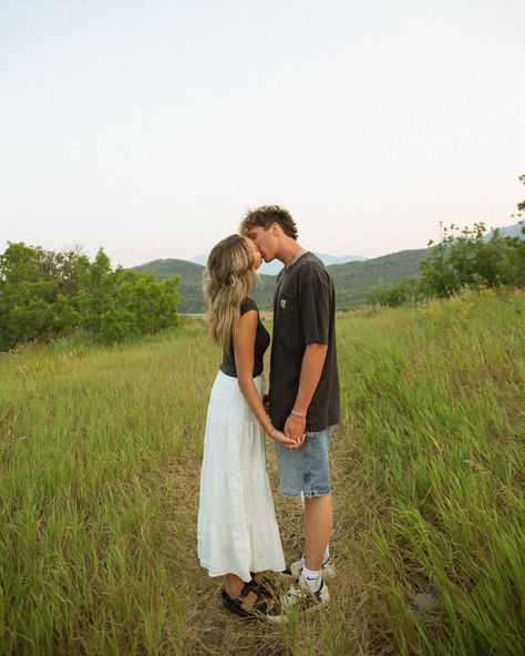 summer nights with someone you love 💕⛰️🌕 Picture Inspo With Boyfriend, Country Photo Shoot Ideas, Newlywed Aesthetic, Bf Photoshoot, December Photoshoot, Summer Couple Photos, Same Height Couples, Couple Photo Shoot Ideas, Couple Pic Ideas