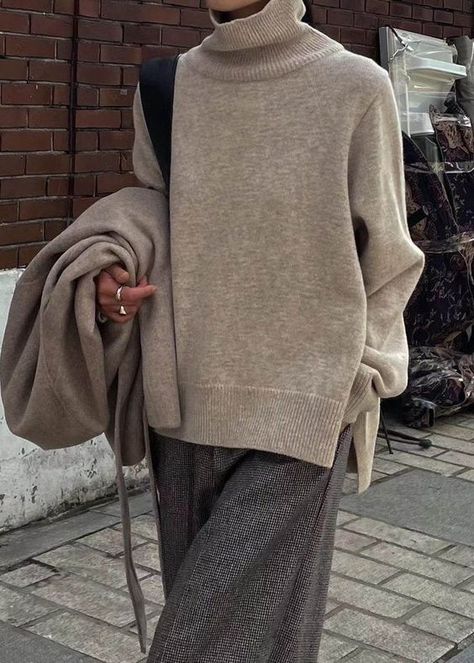 #knitwear #sweater #fashion Beige Turtleneck Outfit, Oversized Turtleneck Sweater Outfits, Turtleneck Outfits, How To Have Style, Turtleneck Outfit, Outfit Invierno, Stil Inspiration, Side Cuts, Ribbed Turtleneck