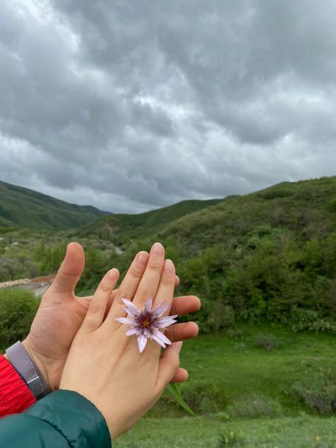 Couple Pose In Mountain, Kerela Couple Photos, Couple Poses In Mountains, Hill Station Couple Photos, Trekking Photo Ideas, Couples Photos Mountains, Poses At Mountains, Hill Station Photography Ideas Couple, Mountain Photography Poses