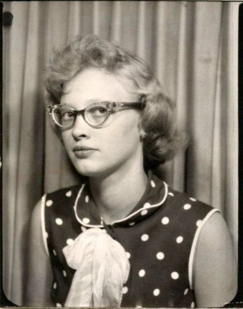 1950s Glasses, People With Glasses, Vintage Photo Booths, Chin Length, Cool Glasses, Women's Hairstyles, Vintage Everyday, Nerdy Girl, Hairstyle Look