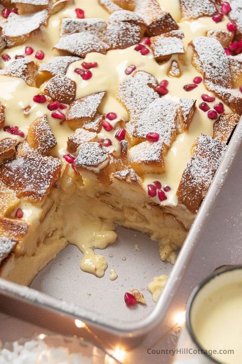 Eggnog bread pudding is the quintessential holiday breakfast and dessert. Warmly spiced with notes of nutmeg, vanilla, and cinnamon, this delicious recipe is tender thanks to a rich eggnog custard. You’ll love it for Thanksgiving and Christmas morning brunch! It’s simple to assemble with just 15 minutes of hands-on prep and requires easy-to-find ingredients that you probably already have on hand. Makes a lot of servings perfect for entertaining and feeding a crowd. | CountryHillCottage.com Baileys Bread Pudding, Eggnog Desserts Christmas, Eggnog Banana Bread, Winter Bread Pudding, Desserts With Eggnog, Winter Brunch Recipes, Easy Custard Desserts, Christmas Brunch Potluck Ideas, Christmas Eggnog Bread