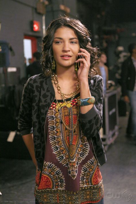 Jessica Szohr as Vanessa Abrams "Woman on the Verge" Vanessa Gossip Girl, Gossip Girl Vanessa, Vanessa Abrams, Mode Gossip Girl, Jessica Szohr, Gossip Girl Outfits, Gossip Girl Fashion, Y2k Boho, Stunning Outfits