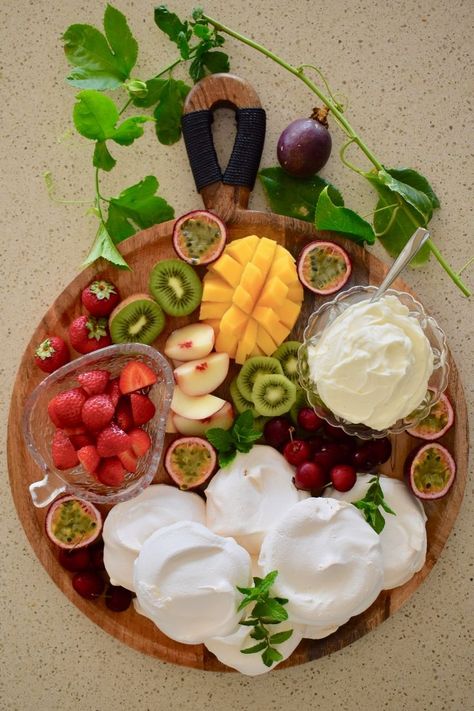 Pavlova Recipe Easy, Individual Pavlova, Pavlova Easy, Grazing Board Ideas, Cake Pavlova, Australian Pavlova Recipe, Easy Pavlova, Plating Dessert, Pavlova Toppings