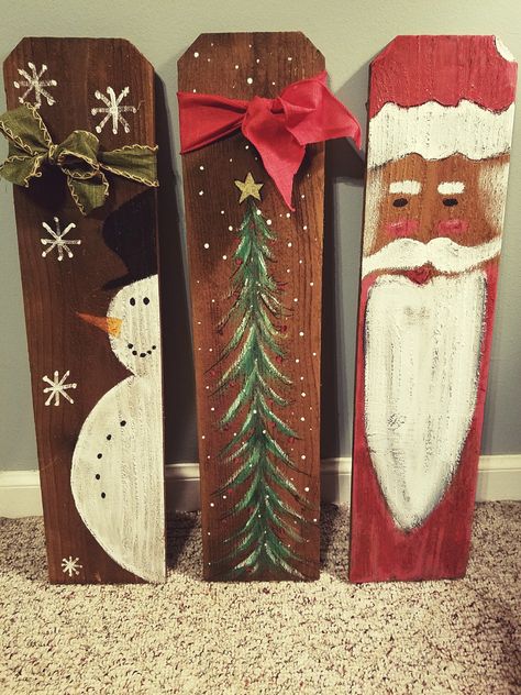 Christmas fence boards Fence Post Crafts, Fence Board Crafts, Painted Wood Fence, Christmas Fence, Ceiling Fan Crafts, Christmas Tree Fence, Flatware Crafts, Christmas Boards, Halloween Porch Sign