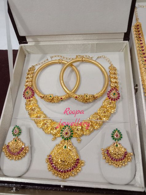 Gold Set Designs, Kanti Necklace, Bridal Jewelry Sets Brides, Delicate Gold Jewelry, Bridal Necklace Designs, Gold Jewels Design, Silver Jewelry Accessories, Antique Necklaces Design, New Gold Jewellery Designs