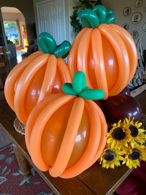 Fall Festival Pumpkin Decorating, Fall Balloon Decor Ideas, Harvest Balloon Arch, Thanksgiving Garland Balloons, Halloween Ballons Deco, Fall Dance Decorations School, Fall Float Ideas For Parade, Fall Festival Balloon Arch, Fall Balloon Columns