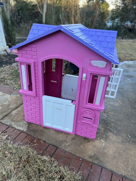 DIY Playhouse – Kaytlen Young Refinished Playhouse, Outdoor Playhouse Decor Interior, Playhouse Makeover Interior, Outdoor Playhouse Interior Ideas, Step 2 Playhouse Makeover, Kids Plastic Playhouse, Playhouse Decorating Ideas, Outdoor Playhouse Interior, Plastic Playhouse Makeover